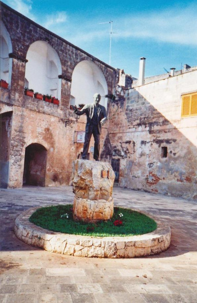 Tricase - piazza Antonio Dell'Abate - Statua di Don Tonino Bello Tricase - piazza Antonio Dell'Abate - Statua di Don Tonino Bello
