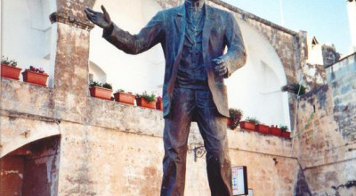 Tricase - piazza Antonio Dell'Abate - Statua di Don Tonino Bello