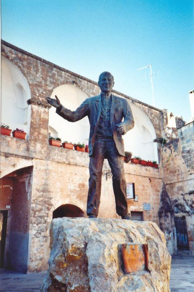 Tricase - piazza Antonio Dell'Abate - Statua di Don Tonino Bello Tricase - piazza Antonio Dell'Abate - Statua di Don Tonino Bello