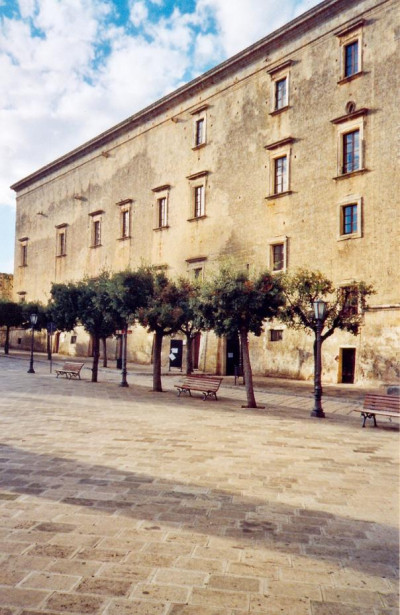 Tricase - piazza Giuseppe Pisanelli - Uno scorcio di Palazzo Gallone Tricase - piazza Giuseppe Pisanelli - Uno scorcio di Palazzo Gallone