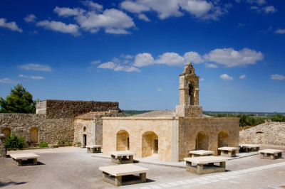 Sant'Eufemia - Un bellissimo scorcio della parte esterna della Cripta Basiliana dedicata alla Madonna del Gonfalone Sant'Eufemia - Un bellissimo scorcio della parte esterna della Cripta Basilia...