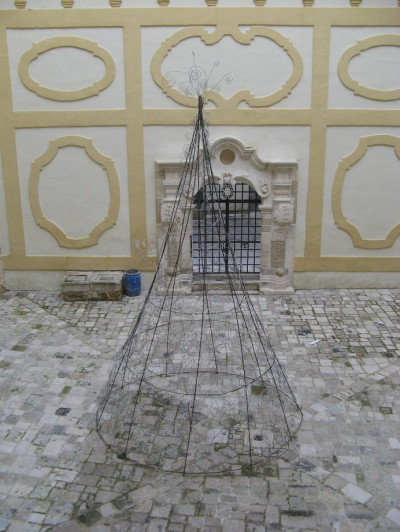 Tricase - piazza Giuseppe Pisanelli - Atrio Palazzo Gallone - Opera in ferro raffigurante la Focareddha, realizzata dall'Associazione Artistico Culturale ArcArte Tricase - piazza Giuseppe Pisanelli - Atrio Palazzo Gallone - Opera in ferro ...