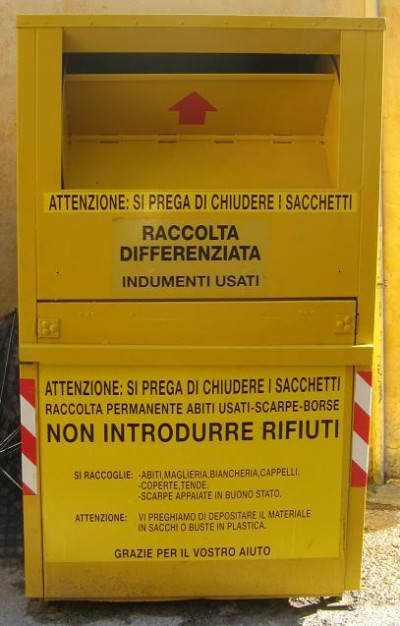 Tricase - Largo Sant'Angelo - Contenitore giallo per la racoclta degli in...