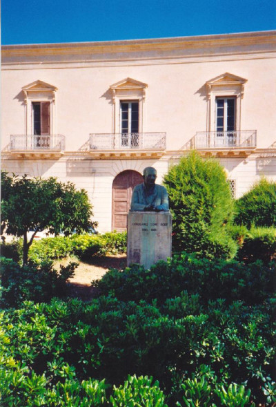 Lucugnano - piazza Girolamo Comi - Biblioteca Provinciale G. Comi Lucugnano - piazza Girolamo Comi - Biblioteca Provinciale G. Comi