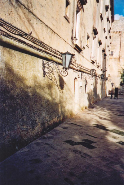 Tricase - piazza Giuseppe Pisanelli - Uno scorcio del prospetto forntale di palazzo Gallone Tricase - piazza Giuseppe Pisanelli - Uno scorcio del prospetto forntale ...