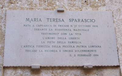 Lapide sita nell'atrio del Castello dei Principi Gallone, per ricordare la partigiana tricasina Maria Teresa Sparascio Lapide sita nell'atrio del Castello dei Principi Gallone, per ricordare l...