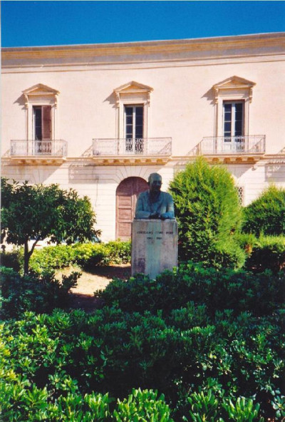 Lucugnano - piazza Girolamo Comu - Uno scorcio di Palazzo Comi Lucugnano - piazza Girolamo Comu - Uno scorcio di Palazzo Comi