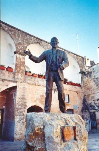 Tricase - Piazza Antonio Dell'Abate - Statua di Don Tonino Bello Tricase - Piazza Antonio Dell'Abate - Statua di Don Tonino Bello