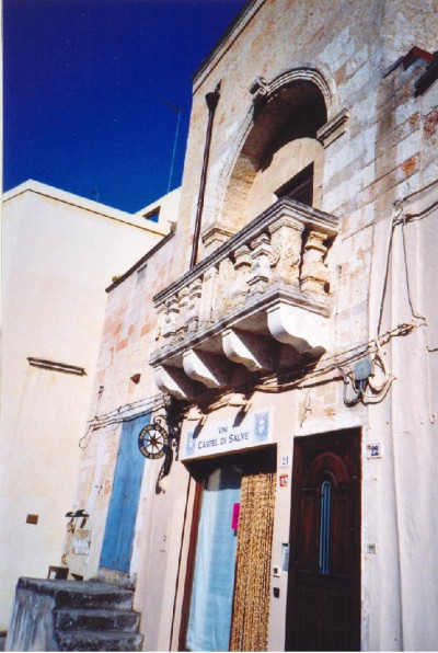 Tricase - piazza Giuseppe Pisanelli - Uno scorcio di un vacchio fabbricato. Tricase - piazza Giuseppe Pisanelli - Uno scorcio di un vacchio fabbricato.