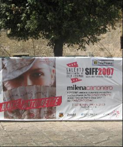 Tricase - Piazza Giuseppe Pisanelli - Striscione che pubblicizza il SIFF 2007 Tricase - Piazza Giuseppe Pisanelli - Striscione che pubblicizza il SIFF 2007